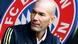 Zinedine Zidane con el logo del Bayern de fondo.