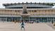 Des enfants jouent sur l'esplanade devant le Parlement à Lomé au Togo Des enfants jouent sur l'esplanade devant le Parlement à Lomé au Togo