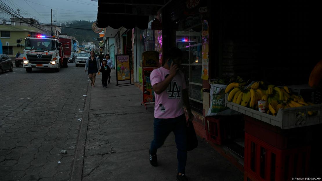 Foto de personas a oscuras en Ecuador