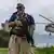 Un miembro del equipo de seguridad de las Naciones Unidas se despliega mientras un helicóptero con destino a Cap-Hatien despega de Puerto Príncipe, en medio de la ola de violencia criminal. (Archivo 18.04.2024)