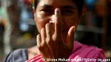 Bastar Region, Indien 19.04.2024
TOPSHOT - A woman shows her inked finger after casting her ballot to vote at a polling station as voting starts during the first phase of India's general election in Dugeli village some 33 Km (21 miles) from Dantewada town in Chhattisgarh state on April 19, 2024. As the world's biggest democracy began a six-week election on April 19, thousands of people in villages across Bastar district, one of the last strongholds of the Naxal rebels, cast their ballots. (Photo by Idrees MOHAMMED / AFP) / TO GO WITH 'India-vote-conflict-Maoist', FOCUS by Bhuvan Bagga (Photo by IDREES MOHAMMED/AFP via Getty Images)
