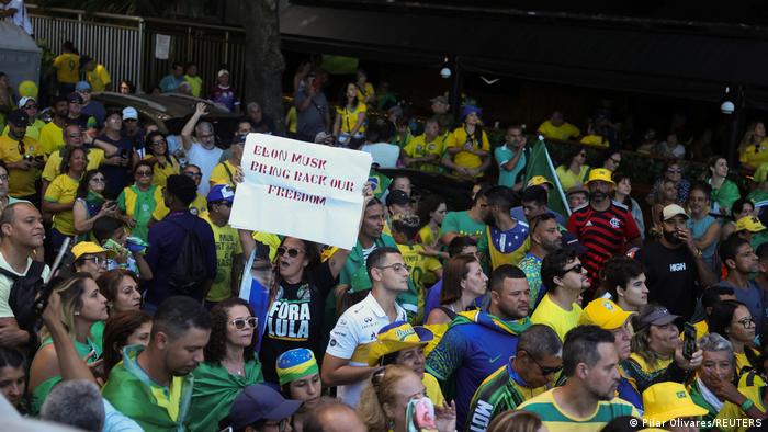 Com elogios a Musk, Bolsonaro reúne apoiadores em Copacabana