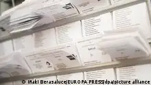 21.04.2024, Spanien, Otxandio: Stimmzettel für die baskischen Autonomiewahlen, liegen in der öffentlichen Schule von Otxandio bereit. 1.795.206 Basken sind heute zu den Wahlen zum baskischen Parlament aufgerufen, in dem 75 Abgeordnete der XII. Legislative des Baskenlandes gewählt werden. Foto: Iñaki Berasaluce/EUROPA PRESS/dpa +++ dpa-Bildfunk +++