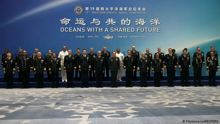 29国海军代表团22日在西太平洋海军论坛年会开幕式合影。