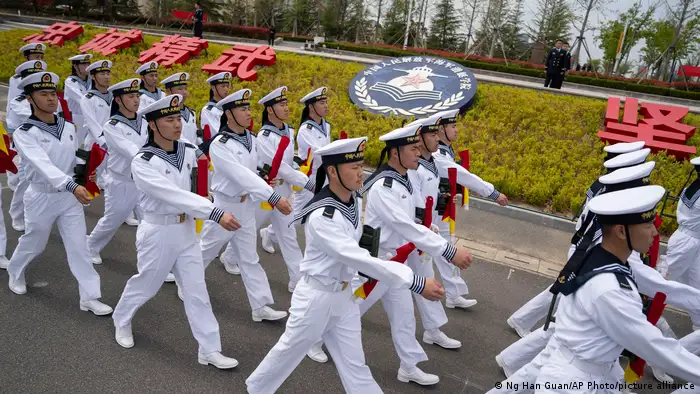 21日，外媒参访解放军海军潜舰学院。