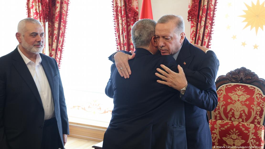 Der türkische Präsident Recep Tayyip Erdogan empfängt am 20. April 2023 eine Hamas-Delegation, darunter auch Auslandschef Ismail Hanija, in Istanbul