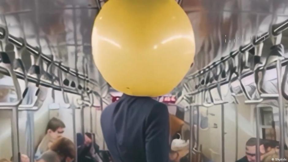 Protagonista prvog kratkometražnog filma generisanog Sorom ima balon umesto glave, ali vodi „sasvim normalan“ život