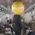 Szene aus "Air head": Ein Mann mit einem Ballon als Kopf steht in der U-Bahn. 