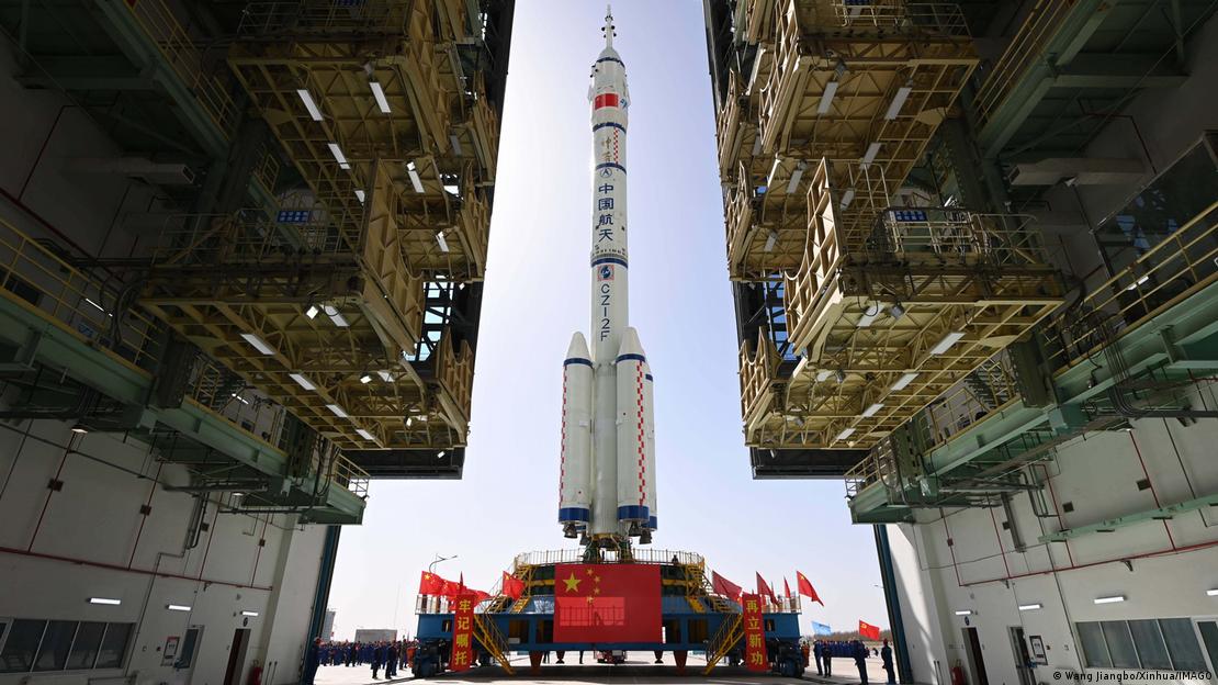 Esta foto tomada el 17 de abril de 2024 muestra la combinación de la nave espacial tripulada Shenzhou-18 y un cohete portador Long March-2F.