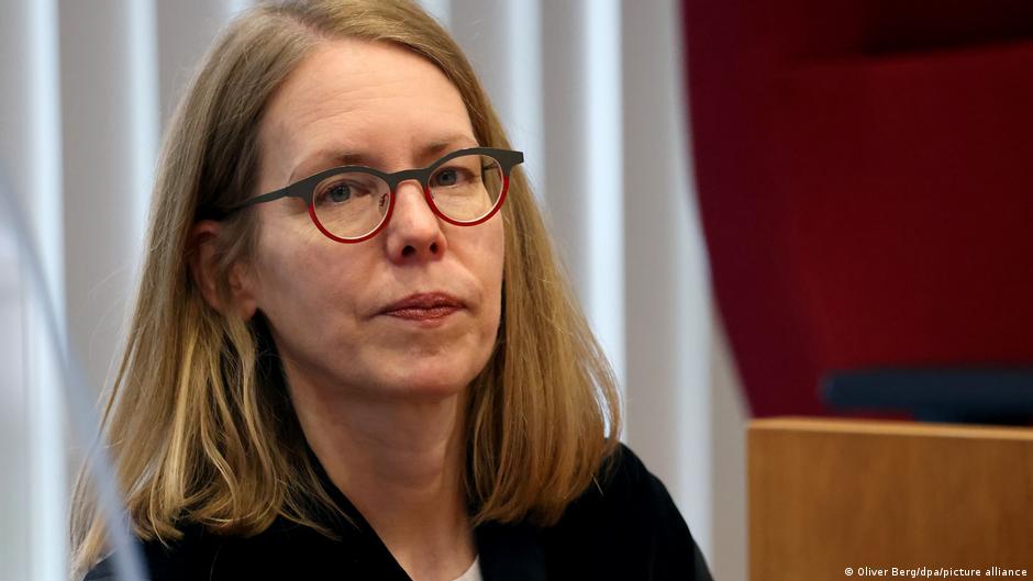 Ane Brorhilker - bila je državni tužilac i bavila se aferom Cum-Ex dok posle 11 godina nije podnela ostavku aprila 2024. Postala je simbol borbe protiv finansijskog kriminala.  Otvoreno je kritikovala politiku i pravosuđe, navodeći da država nema pravu volju da se obračuna sa moćnim finansijskim igračima.