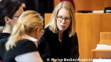 Oberstaatsanwältin Anne Brorhilker (r) sitzt vor dem Landgericht auf dem Platz des Anklägers. Vor dem Bonner Landgericht hat der erste Strafprozess zu den hochumstrittenen Cum-Ex-Steuerdeals begonnen. Den beiden angeklagten Ex-Aktienhändlern wird besonders schwere Steuerhinterziehung vorgeworfen: Sie sollen zwischen 2006 und 2011 einen Steuerschaden von mehr als 440 Millionen Euro verursacht haben. +++ dpa-Bildfunk +++