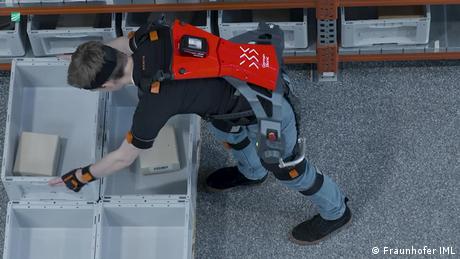 Exoskelette entlasten den Rücken bei der Arbeit.