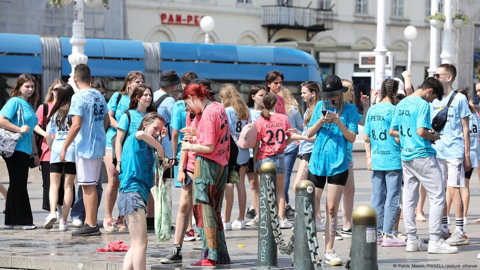 Ckrva bi ih rado kontrolisala i vodila - i kroz školski sistem