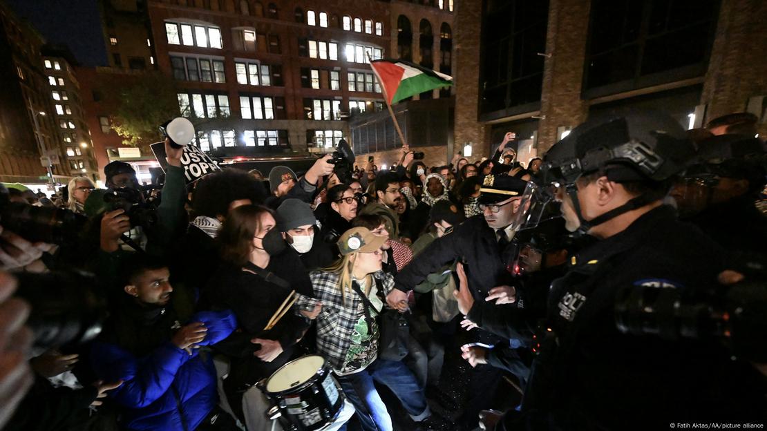 La policía arrestó y liberó luego a más de 100 estudiantes de la Universidad de Nueva York (NYU) que se manifestaban en el campus en solidaridad con los estudiantes de la Universidad de Columbia y para oponerse a los ataques de Israel contra Gaza. (22.04.2024)