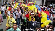 Pasto,Narino, Kolumbien 21/04/2024 Menschen nehmen an einer Demonstration gegen die Reformpläne der Regierung teil. Die Demonstrationen richteten sich unter anderem gegen Pläne einer Verstaatlichung des Gesundheitssektors. Aber auch die Bestrebungen eines «totalen Friedens» mit bewaffneten Guerillagruppen seiten des Präsidenten Petro heißen viele nicht willkommen. +++ dpa-Bildfunk +++