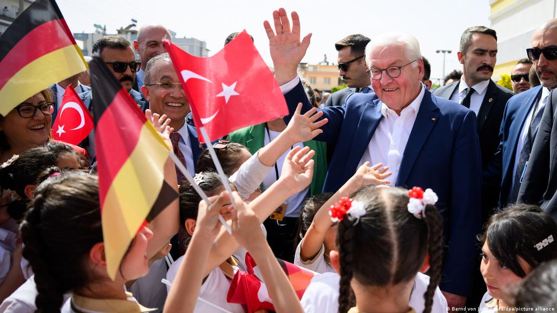 Steinmeier, Gaziantep'te ilkokul ziyaret ederek, 23 Nisan etkinliklerine katıldı