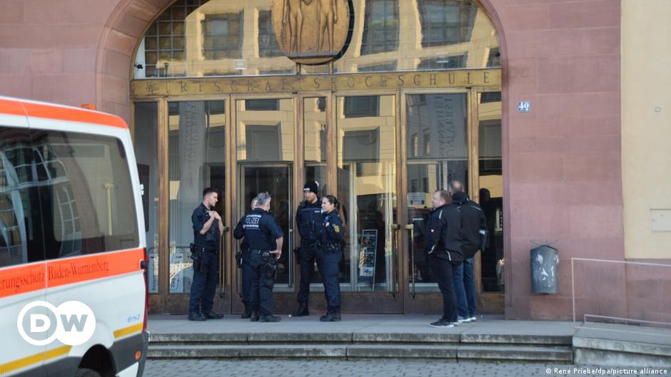 Deutsche Polizei erschießt Mann mit Messer an Universität – DW – 24.04.2024