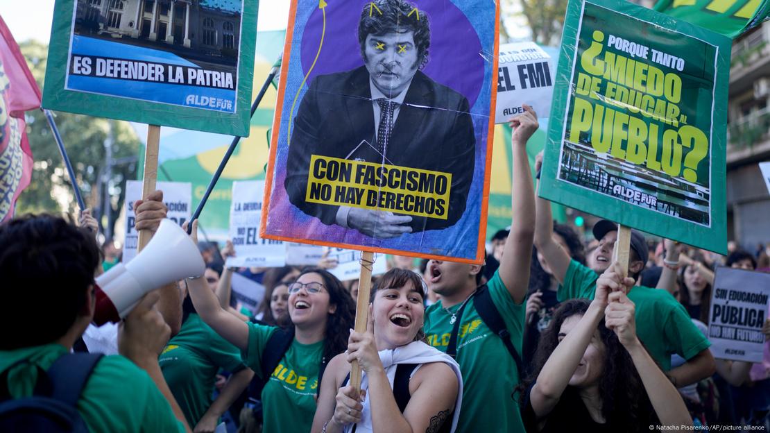 Estudiantes protestan por más fondos públicos para la universidad y contra las medidas de austeridad propuestas por el presidente Javier Milei, cuya imagen apareció en los carteles de los manifestantes.