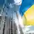 Прапори України і ЄС біля будівлі Європарламенту (архівне фото)