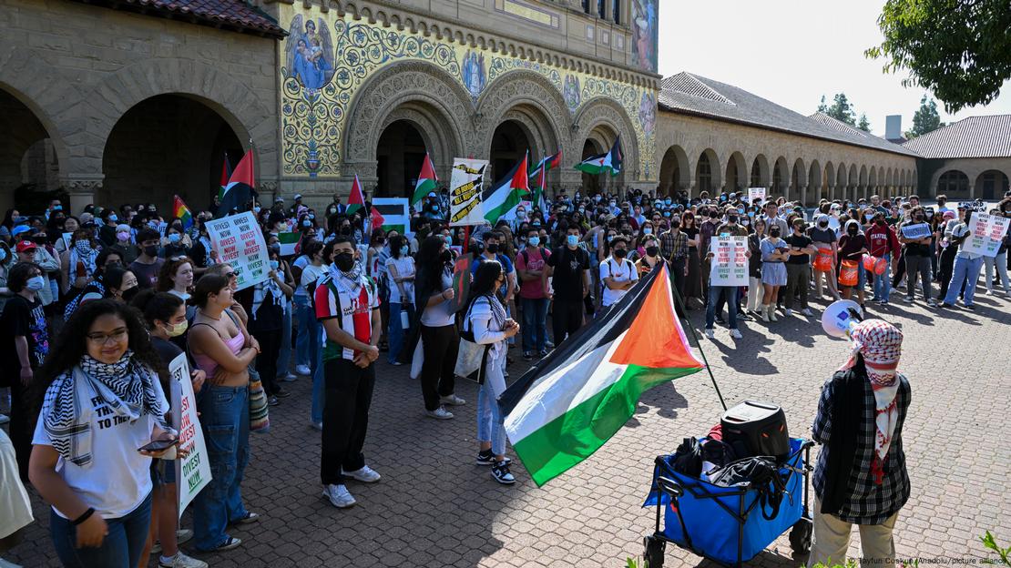 Estudiantes de Stanford y manifestantes propalestinos se reúnen en la Universidad de Stanford para protestar contra los ataques israelíes contra Gaza, en Stanford, California.