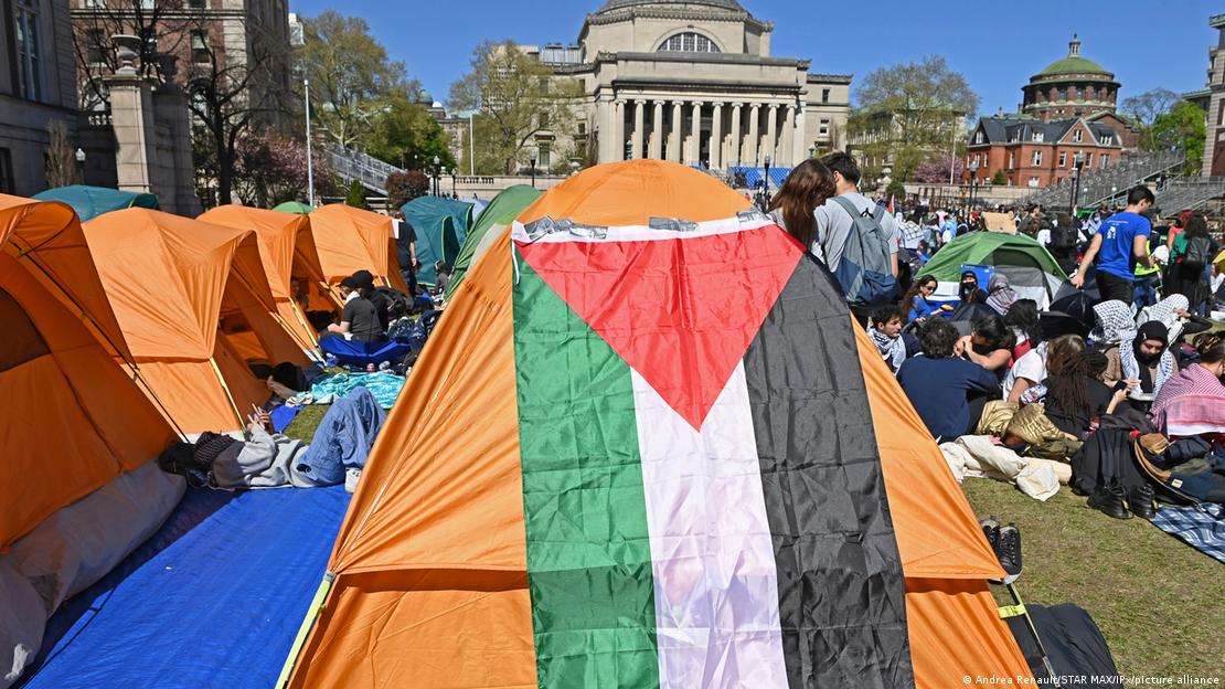 Σκηνή με παλαιστινιακή σημαία στην πανεπιστημιούπολη του Columbia
