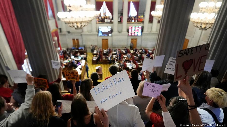 Tennessee passes bill to let teachers carry guns at school DW 04/24