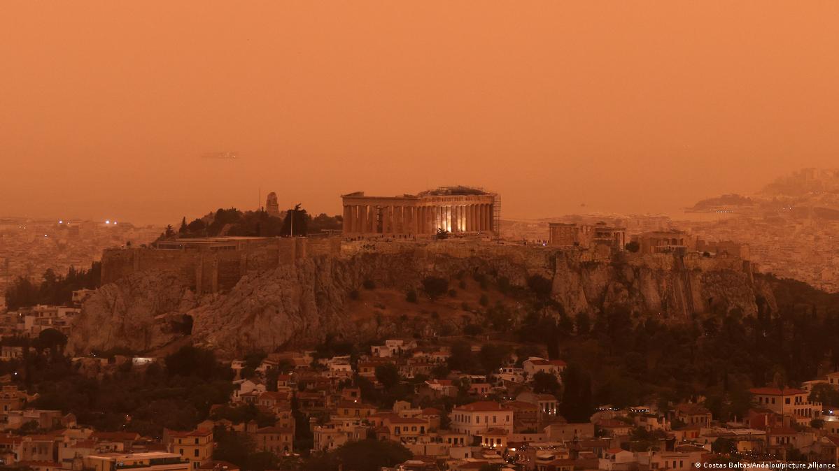 Encontrei esse pó preto no nosso chão. As partículas são muito pequenas,  quase como pequenos pedaços de sal preto. Elas aparecem em alguns montes  principais, com algumas partículas espalhadas entre eles. :, image size:1199x674