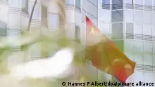 Ein chinesische Flagge weht vor der Botschaft von China in Berlin. Drei Deutsche sind wegen mutmaßlicher Spionage für China festgenommen worden.