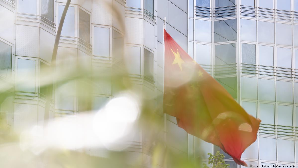Eine chinesische Flagge weht vor der Botschaft von China in Berlin
