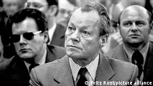 Bundeskanzler Willy Brandt (SPD) mit Günter Guillaume (links mit Brille) bei einer Veranstaltung der BKB am 08.04.74 in Helmstedt. Willy Brandt trat zurück, nachdem Günter Guillaume als Spion der DDR enttarnt wurde.