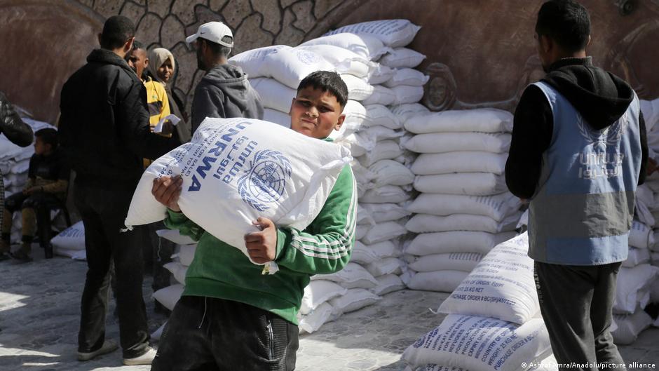 Podela džakova brašna u distributivnom centru Palestinske agencije UN za grad Deir Al-Balah početkom marta