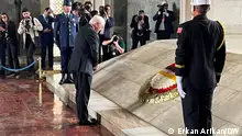 Almanya Cumhurbaşkanı Frank-Walter Steinmeier, iki askerin arasında Atatürk'ün mozolesine koyduğu çelengin karşısında saygı duruşunda bulunuyor