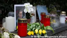 Zahlreiche Blumen, Kerzen und Bilder zum Gedenken an Alexej Nawalny wurden in der Nähe des Generalkonsulats der Russischen Föderation niedergelegt. Zwei Wochen nach seinem Tod im Straflager ist der Kremlgegner Nawalny auf dem Moskauer Borissowskoje beerdigt worden.