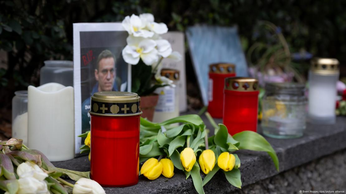 Κεριά και λουλούδια στη μνήμη του Αλεξέι Ναβάλνι Κεριά και λουλούδια στη μνήμη του Αλεξέι Ναβάλνι