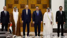 Recep Tayyip Erdogan (3.v.l), Präsident der Türkei, und Mohammed Shia al-Sudani (3.v.r), Premierminister des Irak, stehen nebeneinander für ein Bild mit Razzaq al-Saadawi (r), Verkehrsminister des Irak, Jassim Saif Ahmed Al-Sulaiti (2.v.r), Verkehrsminister von Katar, Abdulkadir Uraloglu (l), Minister für Verkehr und Infrastruktur der Türkei, Suhail Mohamed Al Mazrouei (2.v.l), Energieminister der Vereinigten Arabischen Emirate, bei der Unterzeichnung einer vierseitigen Absichtserklärung zwischen Irak, Türkei, Katar und den Vereinigten Arabischen Emiraten über die Zusammenarbeit beim Entwicklungsstraßenprojekt. +++ dpa-Bildfunk +++