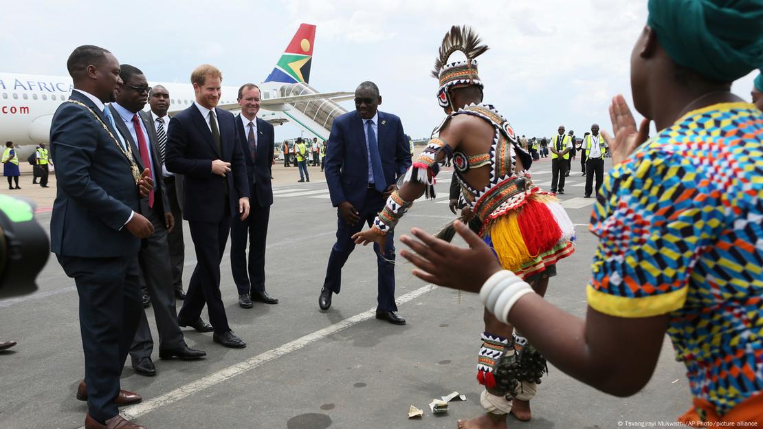 Prinz Harry wird bei seiner Ankunft auf dem Flughafen in Lusaka von afrikanischen Tänzern in traditionellen Kostümen begrüßt