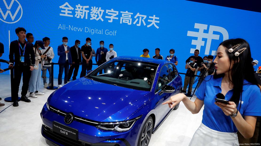 Ein VW Golf wird auf der Automesse 2024 in Peking gezeigt