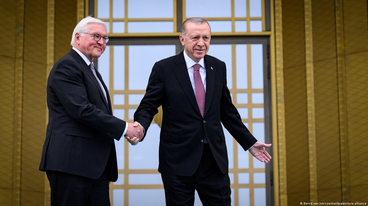 Bundespräsident Frank-Walter Steinmeier und sein türkische Amtskollege Recep Tayyip Erdogan geben sich vor der großen goldenen Tür des Präsidentenpalastes in der türkischen Hauptstadt Ankara die Hände. 
