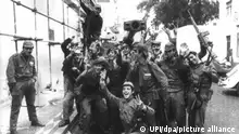 Eine Gruppe Soldaten jubelt am 26. April 1974 in Lissabon über den gelungenen Militärputsch vom Vortag, bei dem das diktatorische Regime Caetano gestürzt wurde. Portugals Befreiung von der Diktatur ging als Nelkenrevolution in die Geschichtsbücher ein.