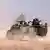 Ein israelisches Militärfahrzeug fährt durch den staubigen Wüstensand an der Grenze zum Gazastreifen