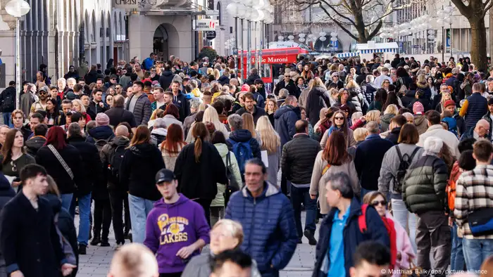 Deutschland | Einkaufsstraße in der Münchner Innenstadt