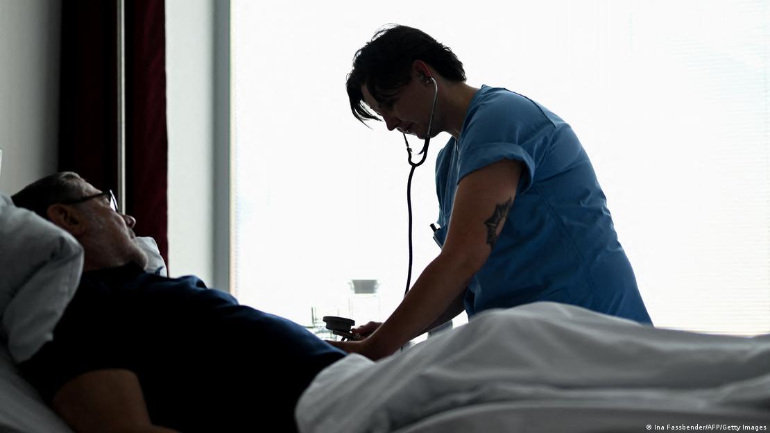 ایک جرمن ہسپتال میں ایک مریض اور اس کا بلڈ پریشر چیک کرتی ہوئی ایک نرس