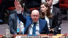 Wassili Nebensja, Botschafter von Russland bei den Vereinten Nationen, hebt während einer Sitzung des UN-Sicherheitsrats im Hauptquartier der Vereinten Nationen die Hand, um sein Veto gegen den Entwurf einer Resolution zur Nichtverbreitung von Atomwaffen einzulegen. +++ dpa-Bildfunk +++