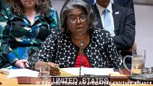 Linda Thomas-Greenfield, Botschafterin der USA bei den Vereinten Nationen, spricht zu den Mitgliedern des UN-Sicherheitsrats während einer Sitzung über die Nichtverbreitung von Atomwaffen im Hauptquartier der Vereinten Nationen. +++ dpa-Bildfunk +++
