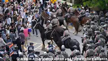24.04.2024+++ Austin - Polizisten versuchen, einen pro-palästinensischen Protest an der Universität von Texas aufzulösen. +++ dpa-Bildfunk +++