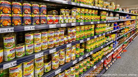 Enlatados em gôndola de supermercado.