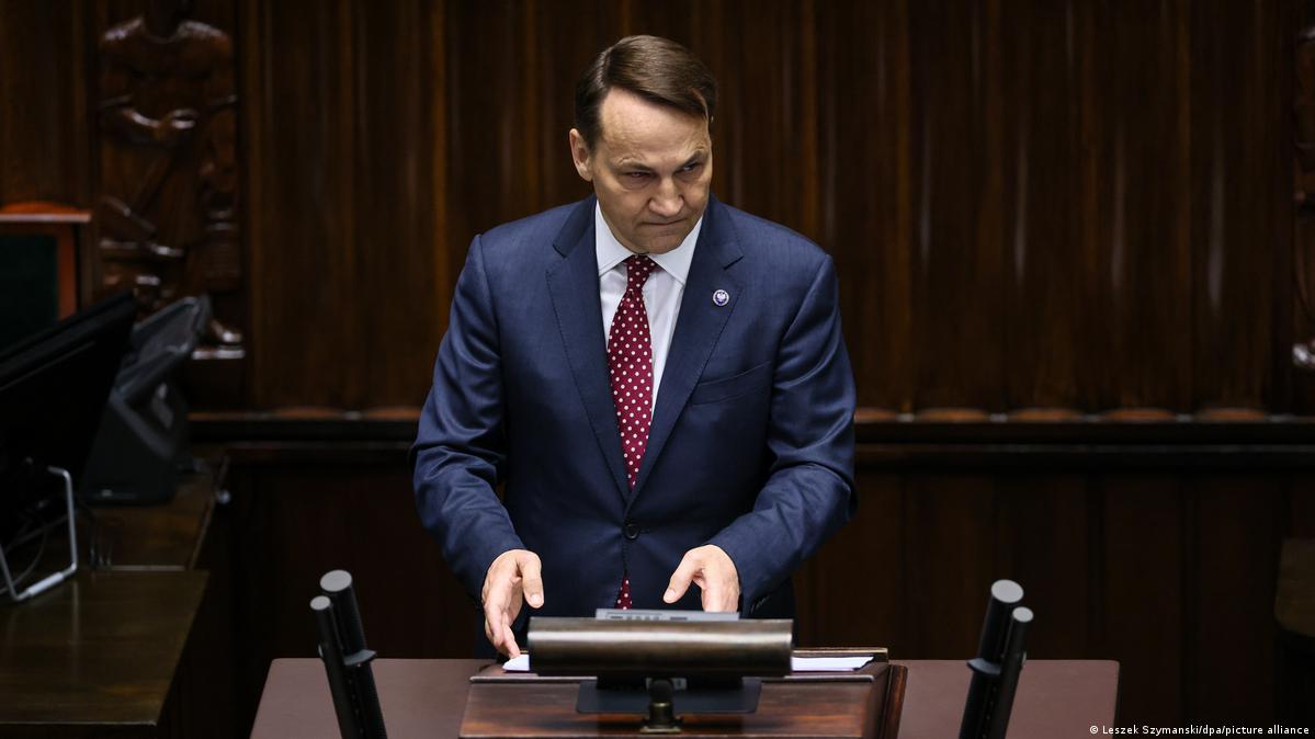 Der polnische Außenminister Radoslaw Sikorski steht im Parlament am Rednerpult