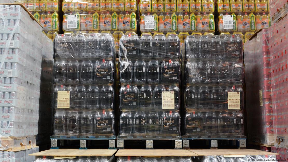 Los investigadores instan a las empresas de alimentos y bebidas, grandes usuarias de plástico de un solo uso, a reducir su generación de residuos plásticos. 