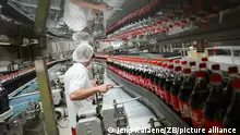 Operária numa fábrica da Coca Cola