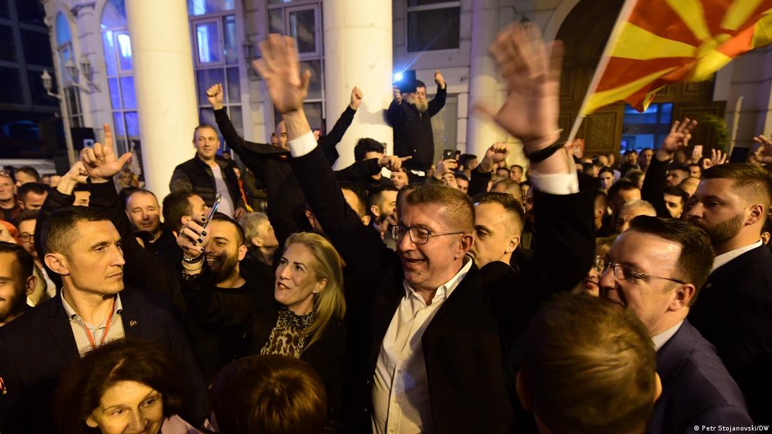 Лидерот на ВМРО-ДПМНЕ, Христијан Мицкоски со кренати раце ја слави убедливата победа во првиот круг од претседателските избори